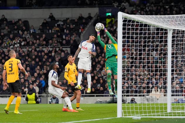 Tottenham Hotspur v Borussia Dortmund, North London, UK - 20 Jan 2026 Cristian Romero of Tottenham Hotspur competes for the ball with Gregor Kobel of Borussia Dortmund during the Champions League match between Tottenham and Borussia Dortmund at the Tottenham Hotspur Stadium, Tottenham, London on 20 January 2026. London Tottenham Hotspur Stadium London GBR Copyright: xStevexFlynn PPAUKx PPA-241864