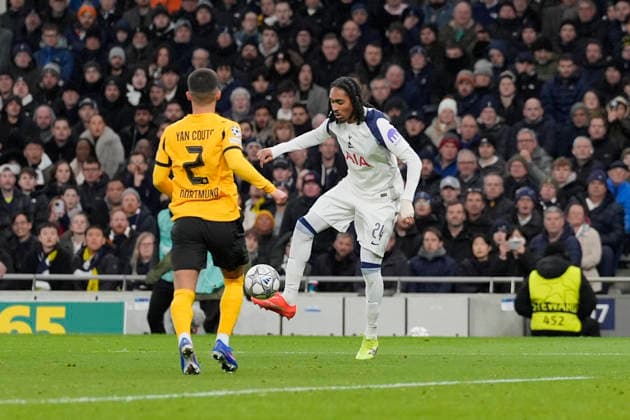 Tottenham Hotspur v Borussia Dortmund, North London, UK - 20 Jan 2026 Djed Spence of Tottenham Hotspur controls the ball during the Champions League match between Tottenham and Borussia Dortmund at the Tottenham Hotspur Stadium, Tottenham, London on 20 January 2026. London Tottenham Hotspur Stadium London GBR Copyright: xStevexFlynn PPAUKx PPA-241871