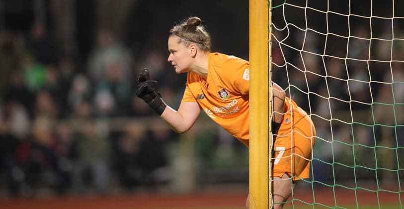 Photo Goalkeeper Friederike REPOHL Leverkusen Soccer Google Pixel Womens Bundesliga , matchday 13 on Fri 12 12 2025 Werder Bremen Bayer 04 Leverkusen