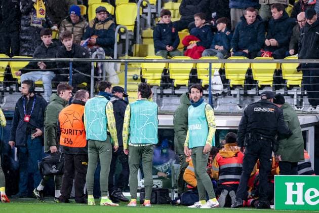 VILLARREAL , 20- 01-2026 , Estadio de la Ceramica, Season 2025 2026, UEFA Champions League match between Villarreal and Ajax. Picture shows steward fallen over Villarreal - Ajax  x200956666x Copyright: