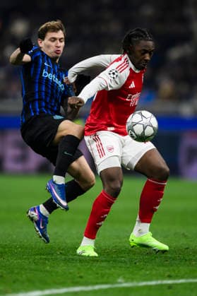 FC Internazionale v Arsenal FC - UEFA Champions League Eberechi Eze of Arsenal FC competes for the ball with Mikel Merino of Arsenal FC during the UEFA Champions League 2025 26 league phase football match between FC Internazionale and Arsenal FC. Milan Italy Copyright: xNicolòxCampox