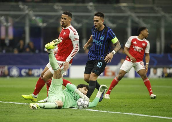David Raya of FC Arsenal and Lautaro Martinez of FC Inter during the Uefa Champions League 2025 26 season football match between FC Inter and FC Arsenal on 20 January 2026 at â?? Giuseppe Meazza Stadium, San Siro, Milan, Italy. Photo Nderim KACELI  Copyright: xNderimxKaceli IPAxSportx xipa-agency.netx xx IPA_70342843 IPA_Agency_IPA70342843