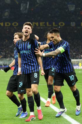 January 20, 2026, Milan, Lombardy, Italy: PETAR SUCIC 8 of Inter celebrates with his teammates after scoring their side s first goal in the UEFA Champions League 2025 26 League Phase Day 7 game between FC INTER and ARSENAL FC at the Giuseppe Meazza Stadium in Milan, Italy. Liverpool won the game 1:0. Milan Italy - ZUMAc179 20260120_zep_c179_011 Copyright: xMickaelxChavetx