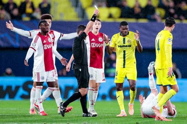 VILLARREAL , 20- 01-2026 , Estadio de la Ceramica, Season 2025 2026, UEFA Champions League match between Villarreal and Ajax. Picture shows Referee Nicholas Walsh shows yellow card to Villareal player Thomas Partey Villarreal - Ajax  x200957178x Copyright: