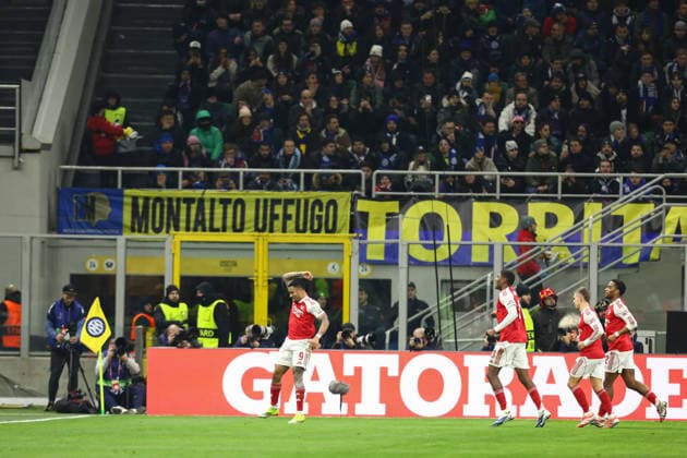 January 20, 2026, Milan, Lombardy, Italy: GABRIEL JESUS of Arsenal celebrates with his teammates after scoring his side s second goal in the UEFA Champions League 2025 26 League Phase Day 7 game between FC INTER and ARSENAL FC at the Giuseppe Meazza Stadium in Milan, Italy. Liverpool won the game 1:0. Milan Italy - ZUMAc179 20260120_zep_c179_026 Copyright: xMickaelxChavetx