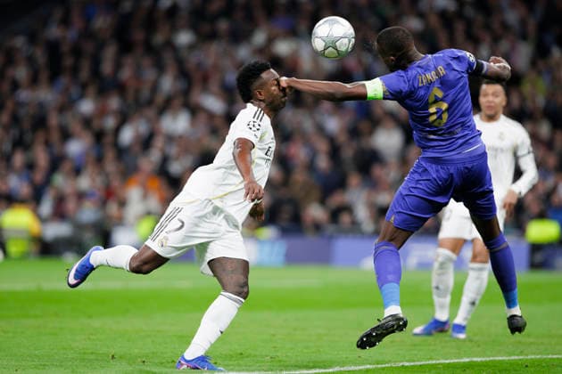 UEFA champions league - Real Madrid vs AS Monaco MADRID, SPAIN - January 20:Denis Zakaria of AS Monaco hits to Vinicius Jr of Real Madrid during the UEFA champions league 2025 26 match between Real Madrid and AS Monaco at Santiago Bernabeu Stadium. (Photo by Guille Martinez f22photo) Madrid Santiago Bernabeu Stadium Spain Copyright: xGuillermoxMartinezx