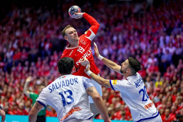 20 01 2026, Handball, Men s EHF EURO 2026, Denmark Portugal, Jyske Bank Boxing in Herning, Denmark, Preliminary Round Mathias Gidsel Denmark 19 in duel against Rocha Nogueira Portugal 13 Miguel Jose Soares Neves Portugal 20 Denmark