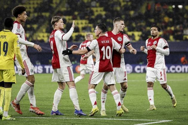 VILLARREAL - (l-r) Aaron Bouwman of AFC Ajax, Kasper Dolberg of AFC Ajax, Oscar Gloukh of AFC Ajax, Anton Gaaei of AFC Ajax, and Owen Wijndal of AFC Ajax celebrate the 1-1 draw during the UEFA Champions League match between Villarreal CF and AFC Ajax at Estadio de la Ceramic on January 20, 2026, in Villarreal, Spain. BAS CZERWINSKI ANP UEFA Champions League 2025 26 League Phase MD7 2025-2026 xVIxANPxSportx xxANPxIVx 548109832 originalFilename: 548109832.jpg