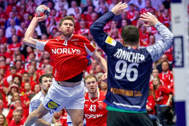 20 01 2026, Handball, Men s EHF EURO 2026, Denmark Portugal, Jyske Bank Boxen in Herning, Denmark, Preliminary Round Magnus Landin Jacobsen Denmark 04 throws on the goal of Pedro Galla Gaspar Tonicher Portugal 96 Denmark