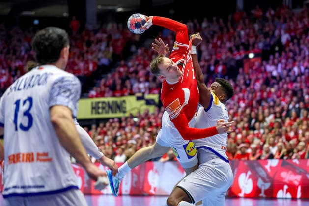 20 01 2026, Handball, Men s EHF EURO 2026, Denmark Portugal, Jyske Bank Boxing in Herning, Denmark, Preliminary Round Mathias Gidsel Denmark 19 throws on goal in duel against Victor Manuel Iturriza Alvarez Portugal 08 Denmark