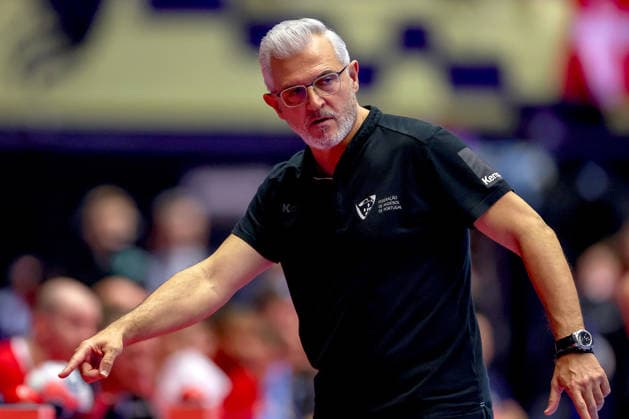 20 01 2026, Handball, Men s EHF EURO 2026, Denmark Portugal, Jyske Bank Boxen in Herning, Denmark, Preliminary Round Headcoach Paulo Jorge Moura Pereira Portugal hc gesticulating on the sidelines Denmark