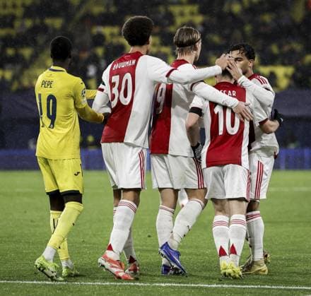 VILLARREAL - (L-R) Nicolas PÃ pÃ of Villarreal CF with Aaron Bouwman of AFC Ajax, Kasper Dolberg of AFC Ajax, Oscar Gloukh of AFC Ajax, and Owen Wijndal of AFC Ajax celebrate the 1-1 draw during the UEFA Champions League match between Villarreal CF and AFC Ajax at Estadio de la Ceramic on January 20, 2026, in Villarreal, Spain. BAS CZERWINSKI ANP UEFA Champions League 2025 26 League Phase MD7 2025-2026 xVIxANPxSportx xxANPxIVx 548110512 originalFilename: 548110512.jpg