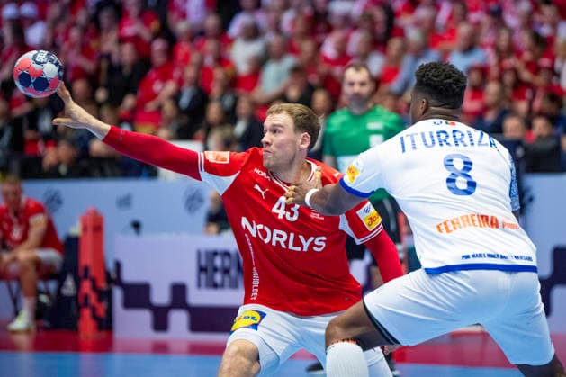 Men s Handball European Championship Denmark Portugal Denmark s Simon Pytlick in action with Portugal s Victor Iturriza during the men s handball match between Denmark and Portugal in EHF Euro 2026 group B at Jyske Bank Boxen in Herning on Tuesday, January 20, 2026 Photo Bo Amstrup Ritzau Scanpix , Herning Denmark Mors  Copyright: BoxAmrstrupx xRitzauxScanpix BoxAmstrupx spdk20260120-230501-L