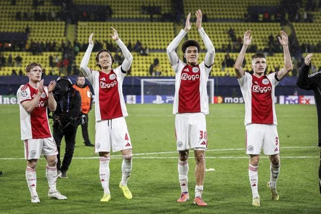 VILLARREAL - (l-r) Oliver Edvardsen of AFC Ajax, Ko Itakura of AFC Ajax, Aaron Bouwman of AFC Ajax, and Anton Gaaei of AFC Ajax thank the crowd after the UEFA Champions League match between Villarreal CF and AFC Ajax at Estadio de la Ceramic on January 20, 2026, in Villarreal, Spain. BAS CZERWINSKI ANP UEFA Champions League 2025 26 League Phase MD7 2025-2026 xVIxANPxSportx xxANPxIVx 548113255 originalFilename: 548113255.jpg