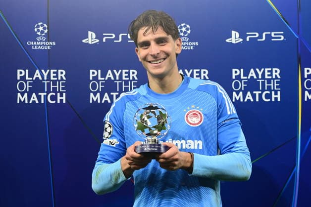 UEFA Champions League, Olympiacos FC vs Bayer 04 Leverkusen - Kostas Tzolakis goalkeeper of Olympiacos announced Player of the Match after the UEFA Champions League league phase matchday 7 soccer match betweenOlympiacos and Leverkusen held at Georgios Karaiskakis Stadium in Piraeus, Greece, 20 January 2025. IMAGO ONE INCH PRODUCTIONS PIRAEUS Greece Copyright: xOnexInchxProductionsx 6819508