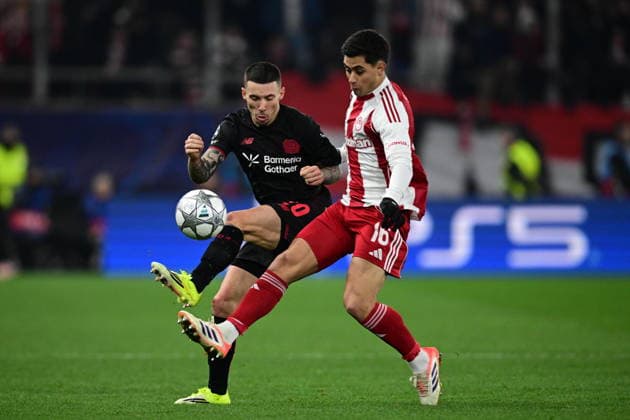 UEFA Champions League, Olympiacos FC vs Bayer 04 Leverkusen - Lorenzo Scipioni of Olympiacos in action against Alejandro Grimaldo of Leverkusen during the UEFA Champions League league phase matchday 7 soccer match betweenOlympiacos and Leverkusen held at Georgios Karaiskakis Stadium in Piraeus, Greece, 20 January 2025. IMAGO ONE INCH PRODUCTIONS PIRAEUS Greece Copyright: xOnexInchxProductionsx 6819464