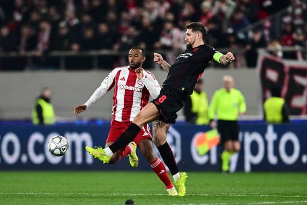 UEFA Champions League, Olympiacos FC vs Bayer 04 Leverkusen - Ayoub El Kaabi of Olympiacos in action against Robert Andrich of Leverkusen during the UEFA Champions League league phase matchday 7 soccer match betweenOlympiacos and Leverkusen held at Georgios Karaiskakis Stadium in Piraeus, Greece, 20 January 2025. IMAGO ONE INCH PRODUCTIONS PIRAEUS Greece Copyright: xOnexInchxProductionsx 6819455
