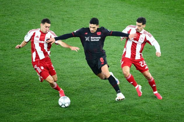 UEFA Champions League, Olympiacos FC vs Bayer 04 Leverkusen -Francisco Ortega of Olympiacos in action against Equi Fernandez of Leverkusen during the UEFA Champions League league phase matchday 7 soccer match betweenOlympiacos and Leverkusen held at Georgios Karaiskakis Stadium in Piraeus, Greece, 20 January 2025. IMAGO ONE INCH PRODUCTIONS PIRAEUS Greece Copyright: xOnexInchxProductionsx 6819390