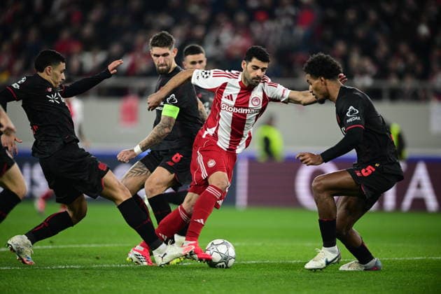UEFA Champions League, Olympiacos FC vs Bayer 04 Leverkusen - Mehdi Taremi of Olympiacos in action against LoÃ¯c BadÃ of Leverkusen during the UEFA Champions League league phase matchday 7 soccer match betweenOlympiacos and Leverkusen held at Georgios Karaiskakis Stadium in Piraeus, Greece, 20 January 2025. IMAGO ONE INCH PRODUCTIONS PIRAEUS Greece Copyright: xOnexInchxProductionsx 6819377