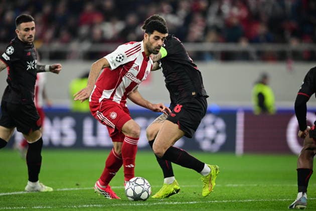 UEFA Champions League, Olympiacos FC vs Bayer 04 Leverkusen - Mehdi Taremi of Olympiacos in action against Robert Andrich of Leverkusen during the UEFA Champions League league phase matchday 7 soccer match betweenOlympiacos and Leverkusen held at Georgios Karaiskakis Stadium in Piraeus, Greece, 20 January 2025. IMAGO ONE INCH PRODUCTIONS PIRAEUS Greece Copyright: xOnexInchxProductionsx 6819378