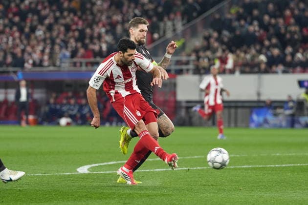 UEFA Champions League, Olympiacos FC vs Bayer 04 Leverkusen -Mehdi Taremi of Olympiacos in action while scoring the 2-0 during the UEFA Champions League league phase matchday 7 soccer match betweenOlympiacos and Leverkusen held at Georgios Karaiskakis Stadium in Piraeus, Greece, 20 January 2025. IMAGO ONE INCH PRODUCTIONS PIRAEUS Greece Copyright: xOnexInchxProductionsx 6819317