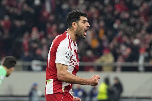 UEFA Champions League, Olympiacos FC vs Bayer 04 Leverkusen -Mehdi Taremi of Olympiacos celebrate after scoring the 2-0 during the UEFA Champions League league phase matchday 7 soccer match betweenOlympiacos and Leverkusen held at Georgios Karaiskakis Stadium in Piraeus, Greece, 20 January 2025. IMAGO ONE INCH PRODUCTIONS PIRAEUS Greece Copyright: xOnexInchxProductionsx 6819339