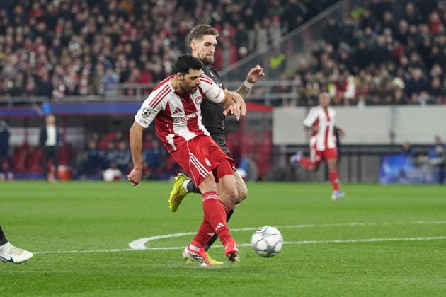 UEFA Champions League, Olympiacos FC vs Bayer 04 Leverkusen -Mehdi Taremi of Olympiacos in action while scoring the 2-0 during the UEFA Champions League league phase matchday 7 soccer match betweenOlympiacos and Leverkusen held at Georgios Karaiskakis Stadium in Piraeus, Greece, 20 January 2025. IMAGO ONE INCH PRODUCTIONS PIRAEUS Greece Copyright: xOnexInchxProductionsx 6819316