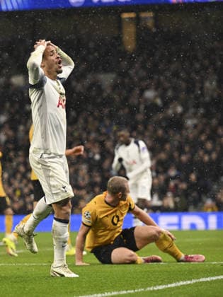 Tottenham Hotspur s Xavi Simons (left) frustrated after failing to score during champions league match between Tottenham Hotspur and Borussia Dortmund Copyright: xDavidxHorton SPPx Sportspressphoto_SPR83771