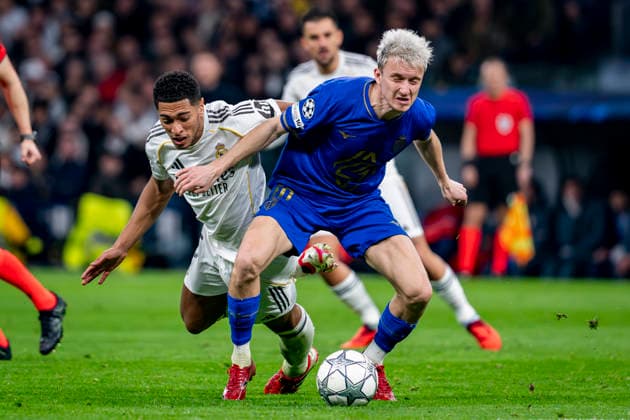 Real Madrid C.F. v AS Monaco - UEFA Champions League 2025 26 League Phase MD7 Jude Bellingham of Real Madrid (L) fights for the ball against Aleksandr Golovin of AS Monaco (R) during the UEFA Champions League 2025 26 League Phase MD7 match between Real Madrid C.F. and AS Monaco at Estadio Santiago Bernabeu on January 20, 2026 in Madrid, Spain. Madrid Estadio Santiago Bernabeu Madrid Spain Copyright: xAlbertoxGardinx AGardin_20260120_Foot_Champ_ReaMad_Mon_1427