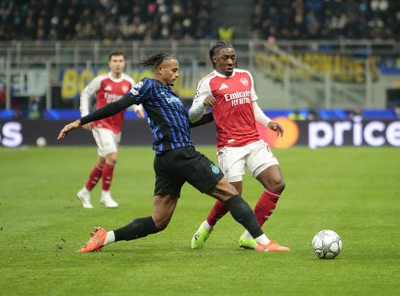 CALCIO - UEFA Champions League - Inter - FC Internazionale vs Arsenal FC Manuel Akanji of FC Inter and Eberechi Eze of FC Arsenal fighting for the ball during the Uefa Champions League 2025 26 season football match between FC Inter and FC Arsenal on 20 January 2026 at â?? Giuseppe Meazza Stadium, San Siro, Milan, Italy. Photo Nderim KACELI Milan Italy  Copyright: xIPAxSport ABACAx