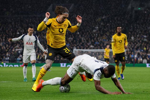 London, Germany 20 January 2026 Champions League 2025 2026 Tottenham Hotspur vs Borussia Dortmund Pictured left to right in a duel Fabio Silva BVB and Kevin Danso Spurs Tottenham Hotspur Stadium Copyright: xFotostandx xFantinix