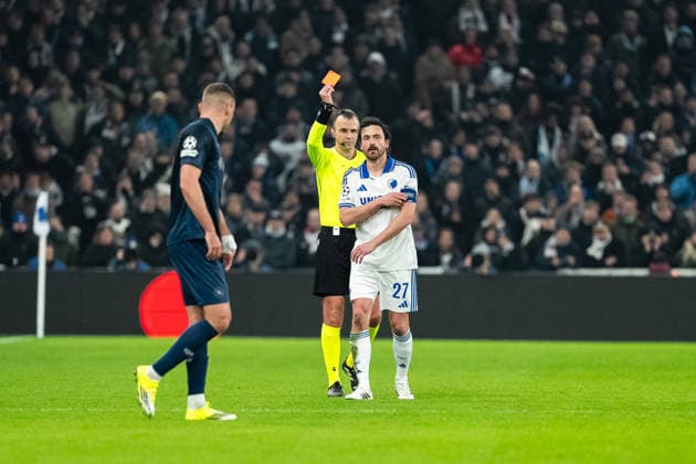FC Copenhagen v Napoli, UEFA Champions League, Copenhagen, Denmark Copenhagen, Denmark. 20th, January 2026. Referee Irfan Peljto hands out a red card to Thomas Delaney (27) of FC Copenhagen during the UEFA Champions League match between FC Copenhagen and Napoli at Parken in Copenhagen. Denmark, Copenhagen  Copyright: xGonzalesxPhoto TobiasxJorgensenx