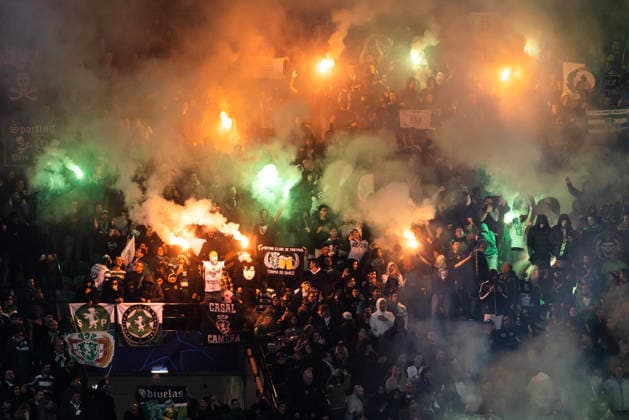 Sporting CP vs Paris Saint-Germain in Lisbon, Portugal - 20 Jan 2026 Sporting CP fans hold flares during the UEFA Champions League Matchday 7 between Sporting CP and Paris Saint-Germain (PSG) at Estadio de Alvalade Stadium. Final score; Sporting CP 2-1 Paris Saint-Germain (PSG) Lisbon Portugal Copyright: xHugoxAmaralx xSOPAxImagesx sporting_X_psg_champions_league_lisbon23