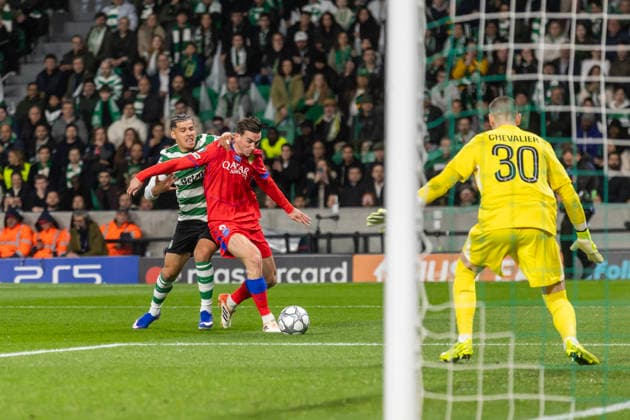 January 20, 2026, Lisbon, Portugal: Maxi Araujo (L) from Sporting CP and Fabian Ruiz (R) from Paris Saint-Germain seen in action during the UEFA Champions League Matchday 7 between Sporting CP and Paris Saint-Germain (PSG) at Estadio de Alvalade Stadium. Final score; Sporting CP 2-1 Paris Saint-Germain Lisbon Portugal - ZUMAs197 20260120_aaa_s197_441 Copyright: xHugoxAmaralx