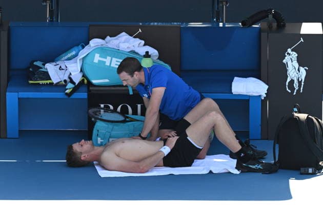 TENNIS AUSTRALIAN OPEN, Yannick Hanfmann of Germany receives medical attention during the Mens 2nd round match against Carlos Alcaraz of Spain on day 4 of the 2026 Australian Open tennis tournament at Melbourne Park in Melbourne, Wednesday, January 21, 2026. ( NO ARCHIVING MELBOURNE VICTORIA AUSTRALIA  Copyright: xJAMESxROSSx 20260121156444694437