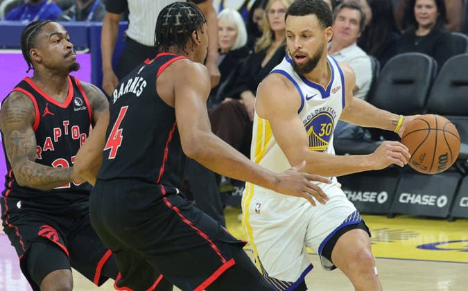 (260121) -- SAN FRANCISCO, Jan. 21, 2026 -- Golden State Warriors Stephen Curry (R) drives the ball during the 2025-2026 NBA, Basketball Herren, USA regular season basketball game between Golden State Warriors and Toronto Raptors in San Francisco, the United States, Jan. 20, 2026. (Photo by Xinhua) (SP)U.S.-SAN FRANCISCO-BASKETBALL-NBA-WARRIORS VS RAPTORS ArthurxDong 