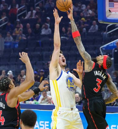 (260121) -- SAN FRANCISCO, Jan. 21, 2026 -- Golden State Warriors Quinten Post (C) shoots against Toronto Raptors Brandon Ingram (R) during the 2025-2026 NBA, Basketball Herren, USA regular season basketball game between Golden State Warriors and Toronto Raptors in San Francisco, the United States, Jan. 20, 2026. (Photo by Xinhua) (SP)U.S.-SAN FRANCISCO-BASKETBALL-NBA-WARRIORS VS RAPTORS ArthurxDong 