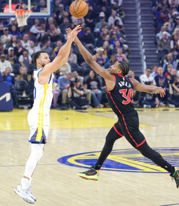 (260121) -- SAN FRANCISCO, Jan. 21, 2026 -- Golden State Warriors Stephen Curry (L) shoots during the 2025-2026 NBA, Basketball Herren, USA regular season basketball game between Golden State Warriors and Toronto Raptors in San Francisco, the United States, Jan. 20, 2026. (Photo by Xinhua) (SP)U.S.-SAN FRANCISCO-BASKETBALL-NBA-WARRIORS VS RAPTORS ArthurxDong 