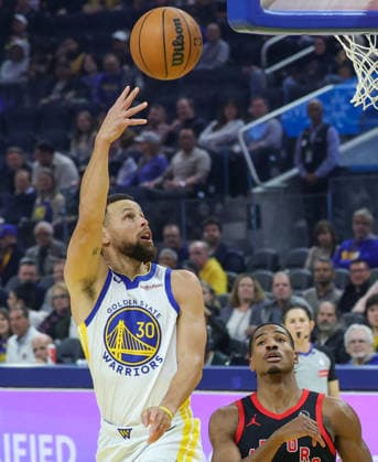 (260121) -- SAN FRANCISCO, Jan. 21, 2026 -- Golden State Warriors Stephen Curry (L) shoots during the 2025-2026 NBA, Basketball Herren, USA regular season basketball game between Golden State Warriors and Toronto Raptors in San Francisco, the United States, Jan. 20, 2026. (Photo by Xinhua) (SP)U.S.-SAN FRANCISCO-BASKETBALL-NBA-WARRIORS VS RAPTORS ArthurxDong 