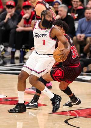 (260121) -- CHICAGO, Jan. 21, 2026 -- Los Angeles Clippers James Harden (L) makes a move during the 2025-2026 NBA, Basketball Herren, USA regular season basketball game between Los Angeles Clippers and Chicago Bulls at United Center in Chicago, the United States, Jan. 20, 2026. (Photo by Xinhua) (SP)U.S.-CHICAGO-BASKETBALL-NBA-BULLS VS CLIPPERS JoelxLerner 
