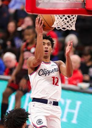 (260121) -- CHICAGO, Jan. 21, 2026 -- Los Angeles Clippers Cam Christie drives to the basket during the 2025-2026 NBA, Basketball Herren, USA regular season basketball game between Los Angeles Clippers and Chicago Bulls at United Center in Chicago, the United States, Jan. 20, 2026. (Photo by Xinhua) (SP)U.S.-CHICAGO-BASKETBALL-NBA-BULLS VS CLIPPERS JoelxLerner 