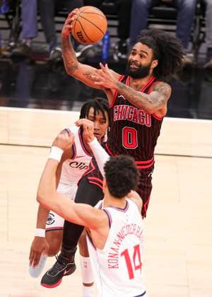 (260121) -- CHICAGO, Jan. 21, 2026 -- Chicago Bulls Coby White (top) drives to the basket during the 2025-2026 NBA, Basketball Herren, USA regular season basketball game between Los Angeles Clippers and Chicago Bulls at United Center in Chicago, the United States, Jan. 20, 2026. (Photo by Xinhua) (SP)U.S.-CHICAGO-BASKETBALL-NBA-BULLS VS CLIPPERS JoelxLerner 