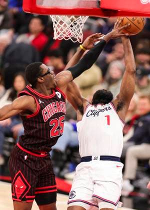 (260121) -- CHICAGO, Jan. 21, 2026 -- Chicago Bulls Jalen Smith (L) blocks the shot of Los Angeles Clippers James Harden during the 2025-2026 NBA, Basketball Herren, USA regular season basketball game between Los Angeles Clippers and Chicago Bulls at United Center in Chicago, the United States, Jan. 20, 2026. (Photo by Xinhua) (SP)U.S.-CHICAGO-BASKETBALL-NBA-BULLS VS CLIPPERS JoelxLerner 