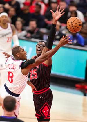 (260121) -- CHICAGO, Jan. 21, 2026 -- Los Angeles Clippers Kris Dunn (L) goes to the basket against Chicago Bulls Jalen Smith during the 2025-2026 NBA, Basketball Herren, USA regular season basketball game between Los Angeles Clippers and Chicago Bulls at United Center in Chicago, the United States, Jan. 20, 2026. (Photo by Xinhua) (SP)U.S.-CHICAGO-BASKETBALL-NBA-BULLS VS CLIPPERS JoelxLerner 