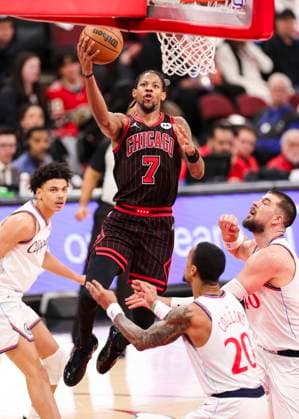 (260121) -- CHICAGO, Jan. 21, 2026 -- Chicago Bulls Dalen Terry (top) drives to the basket during the 2025-2026 NBA, Basketball Herren, USA regular season basketball game between Los Angeles Clippers and Chicago Bulls at United Center in Chicago, the United States, Jan. 20, 2026. (Photo by Xinhua) (SP)U.S.-CHICAGO-BASKETBALL-NBA-BULLS VS CLIPPERS JoelxLerner 