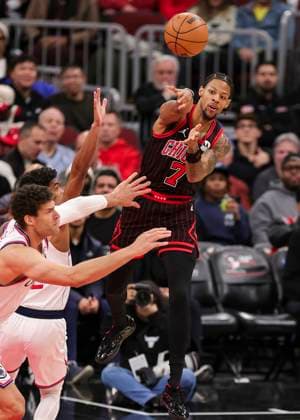 (260121) -- CHICAGO, Jan. 21, 2026 -- Chicago Bulls Dalen Terry (R) throws a pass during the 2025-2026 NBA, Basketball Herren, USA regular season basketball game between Los Angeles Clippers and Chicago Bulls at United Center in Chicago, the United States, Jan. 20, 2026. (Photo by Xinhua) (SP)U.S.-CHICAGO-BASKETBALL-NBA-BULLS VS CLIPPERS JoelxLerner 