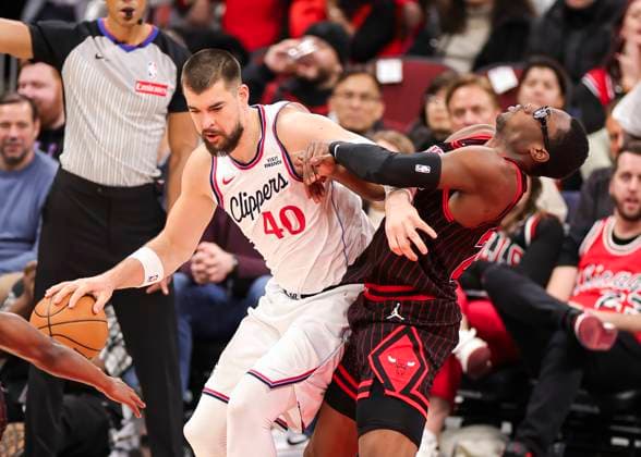 (260121) -- CHICAGO, Jan. 21, 2026 -- Los Angeles Clippers Ivica Zubac (L) battles for the position with Chicago Bulls Jalen Smith during the 2025-2026 NBA, Basketball Herren, USA regular season basketball game between Los Angeles Clippers and Chicago Bulls at United Center in Chicago, the United States, Jan. 20, 2026. (Photo by Xinhua) (SP)U.S.-CHICAGO-BASKETBALL-NBA-BULLS VS CLIPPERS JoelxLerner 