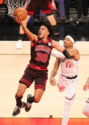 (260121) -- CHICAGO, Jan. 21, 2026 -- Chicago Bulls Tre Jones (L) drives to the basket during the 2025-2026 NBA, Basketball Herren, USA regular season basketball game between Los Angeles Clippers and Chicago Bulls at United Center in Chicago, the United States, Jan. 20, 2026. (Photo by Xinhua) (SP)U.S.-CHICAGO-BASKETBALL-NBA-BULLS VS CLIPPERS JoelxLerner 