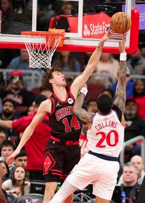 (260121) -- CHICAGO, Jan. 21, 2026 -- Chicago Bulls Matas Buzelis (L) blocks the shot of LA Clippers John Collins during the 2025-2026 NBA, Basketball Herren, USA regular season basketball game between Los Angeles Clippers and Chicago Bulls at United Center in Chicago, the United States, Jan. 20, 2026. (Photo by Xinhua) (SP)U.S.-CHICAGO-BASKETBALL-NBA-BULLS VS CLIPPERS JoelxLerner 