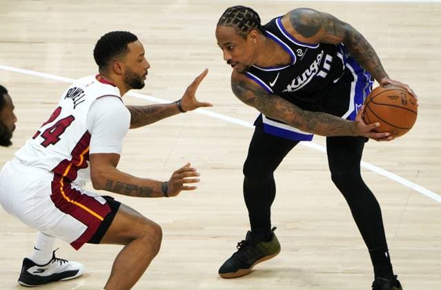 (260121) -- SACRAMENTO, Jan. 21, 2026 -- Sacramento Kings DeMar DeRozan (R) competes during the 2025-2026 NBA, Basketball Herren, USA regular season basketball game between Miami Heats and Sacramento Kings in Sacramento, the United States, Jan. 20, 2026. ) (SP)U.S.-SACRAMENTO-BASKETBALL-NBA-HEATS VS KINGS WuxXiaoling 